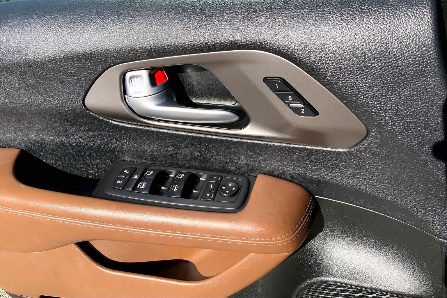Used 2019 Chrysler Pacifica Limited FWD image 40