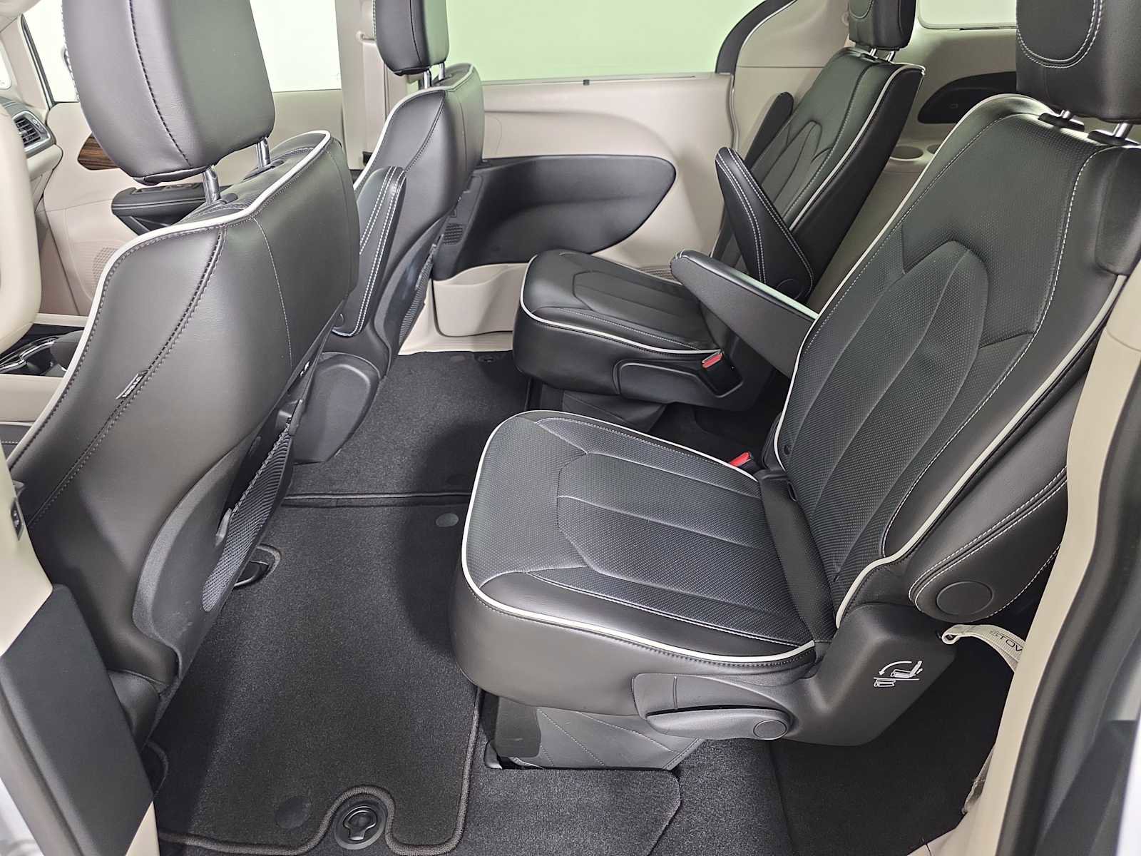 Used 2024 Chrysler Pacifica Limited image 27