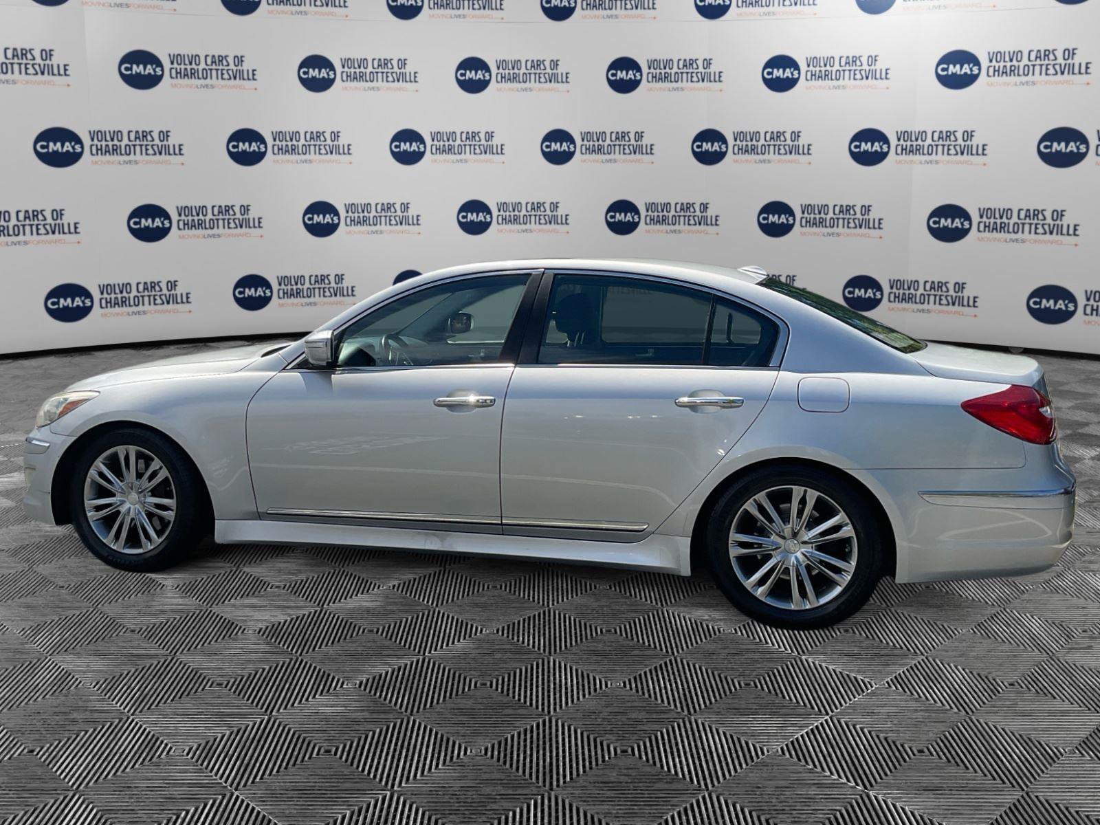 Used 2012 Hyundai Genesis 4.6 RWD image 2