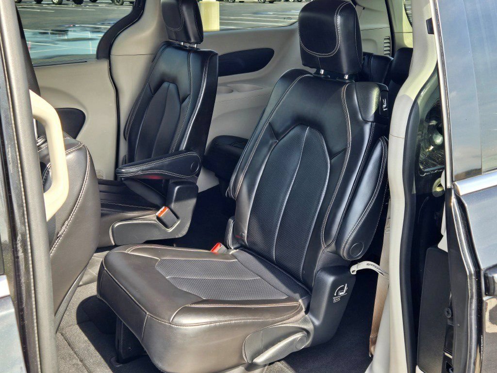 Used 2023 Chrysler Pacifica Touring-L FWD image 18