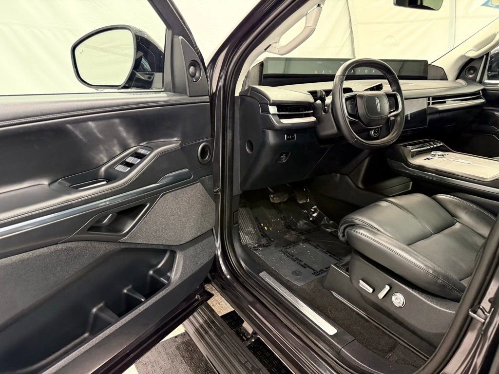 Used 2025 Lincoln Navigator L Reserve image 37