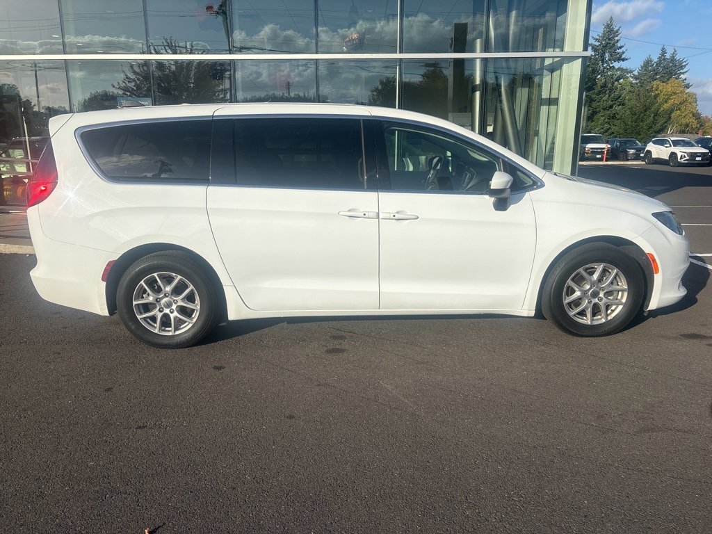 Used 2022 Chrysler Voyager LX image 5