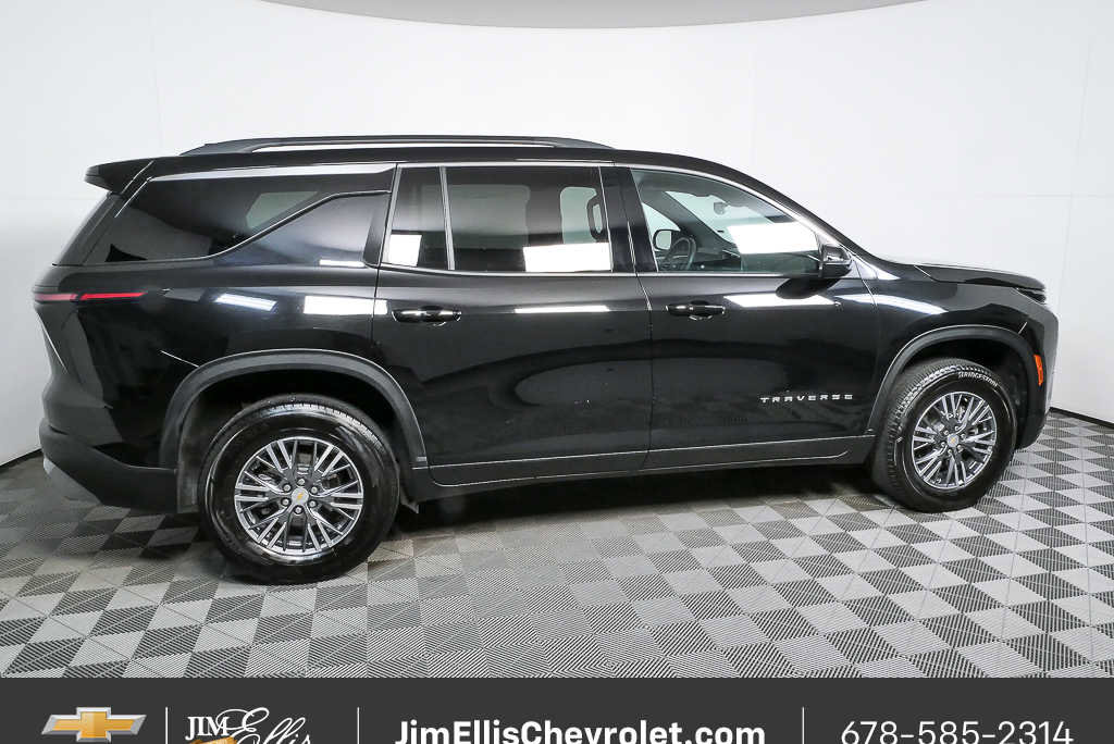 Used 2025 Chevrolet Traverse LT image 2