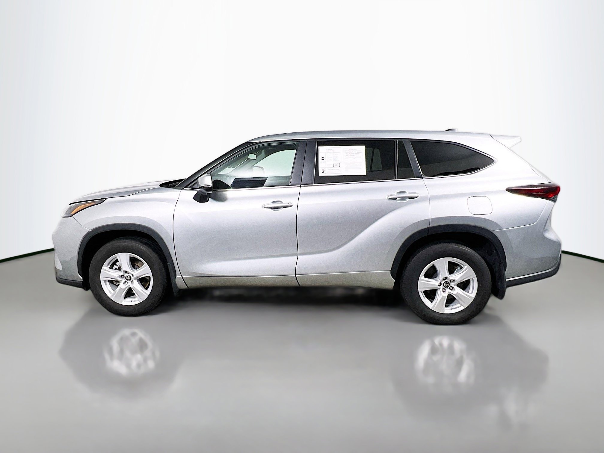 Used 2024 Toyota Highlander LE image 10