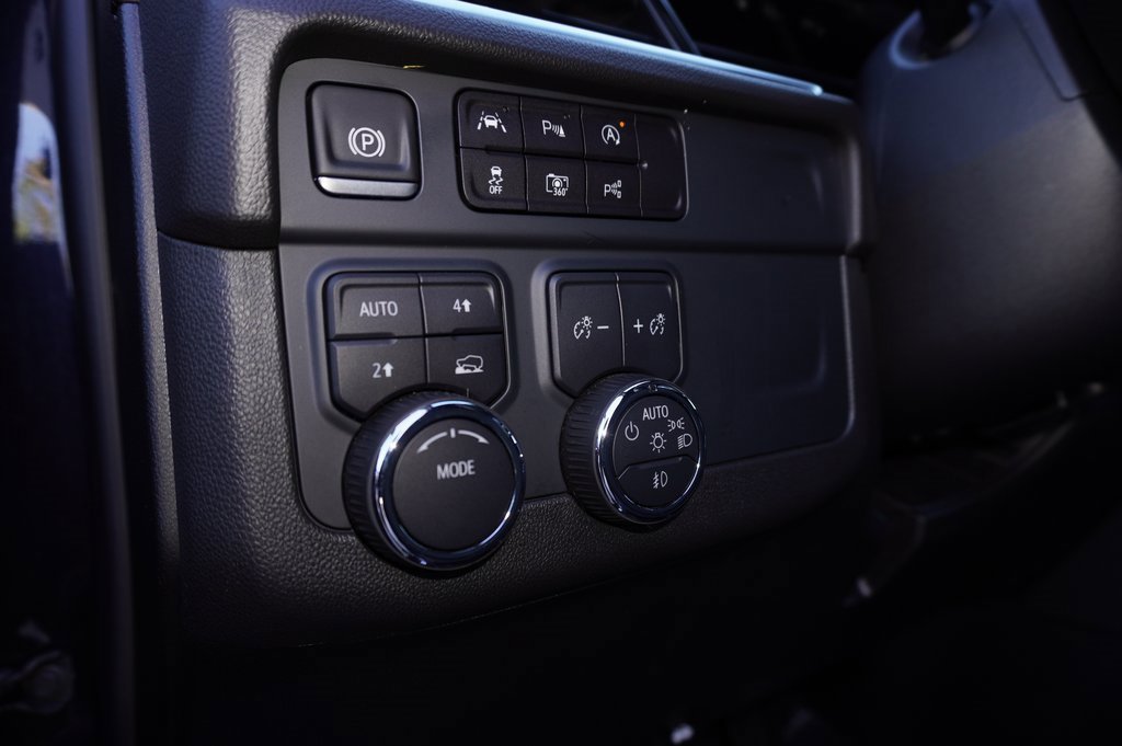 Used 2025 Chevrolet Suburban RST image 18