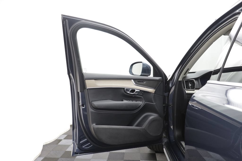 Used 2025 Volvo XC90 B5 Plus AWD/4WD image 4