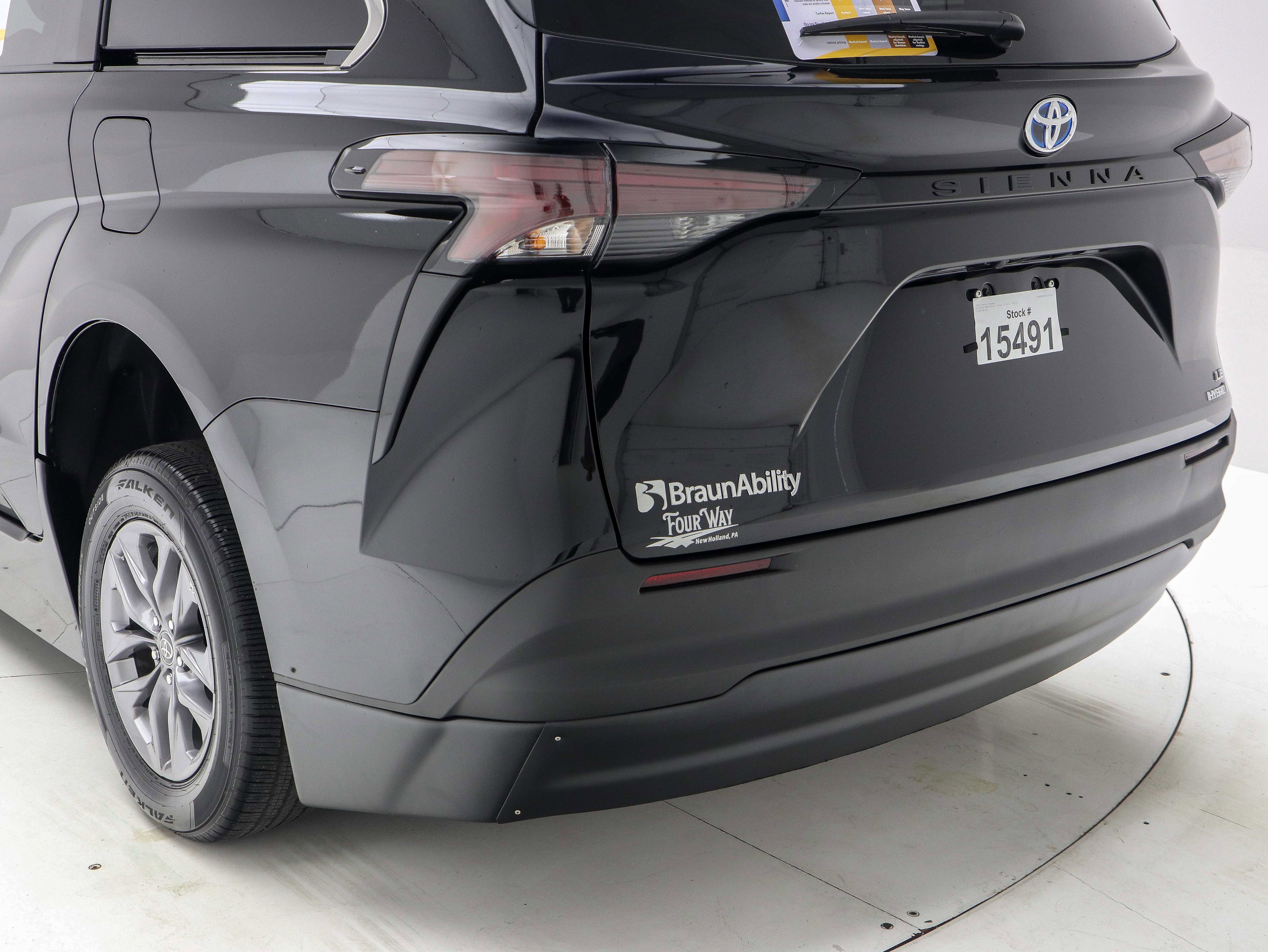 Used 2024 Toyota Sienna LE FWD image 11