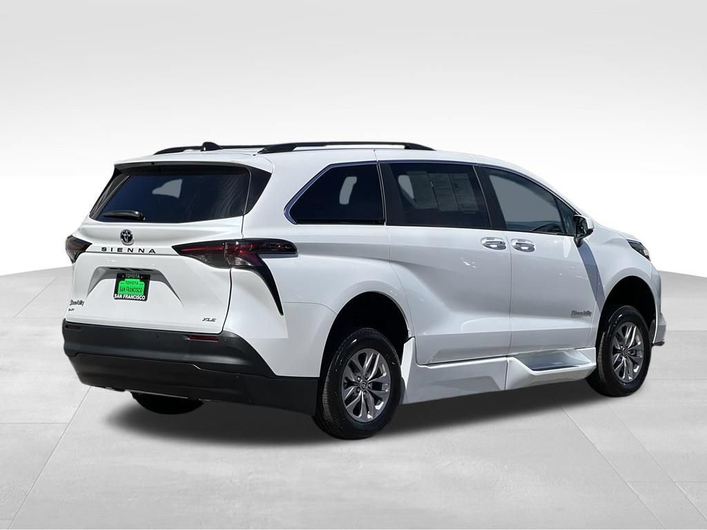 Used 2026 Toyota Sienna XLE FWD image 5