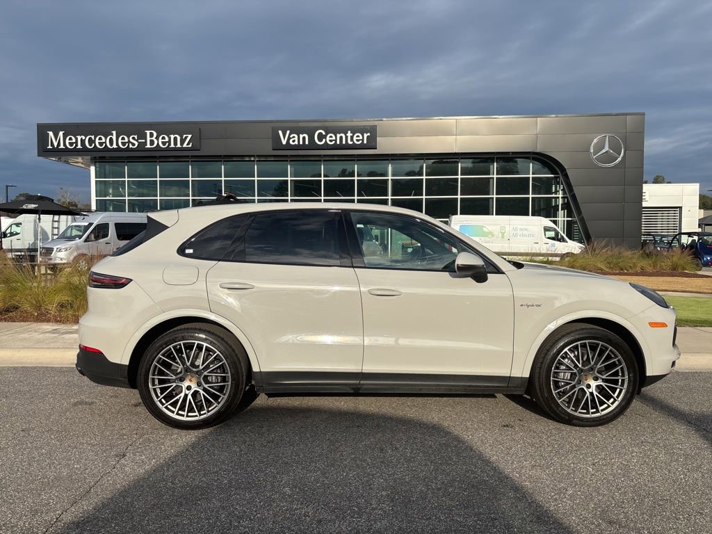 Used 2022 Porsche Cayenne Platinum Edition image 2