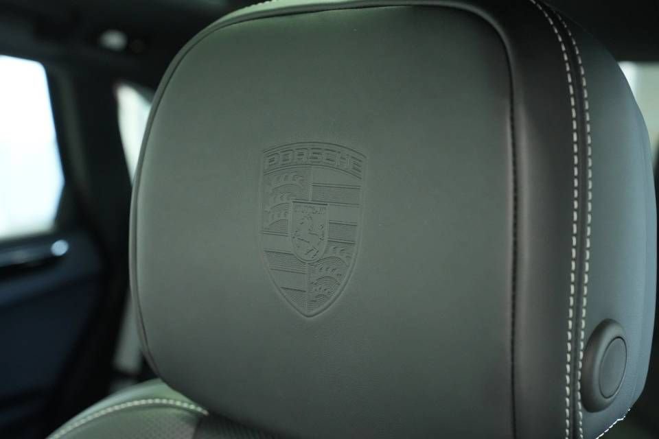 Certified 2025 Porsche Macan AWD/4WD image 34