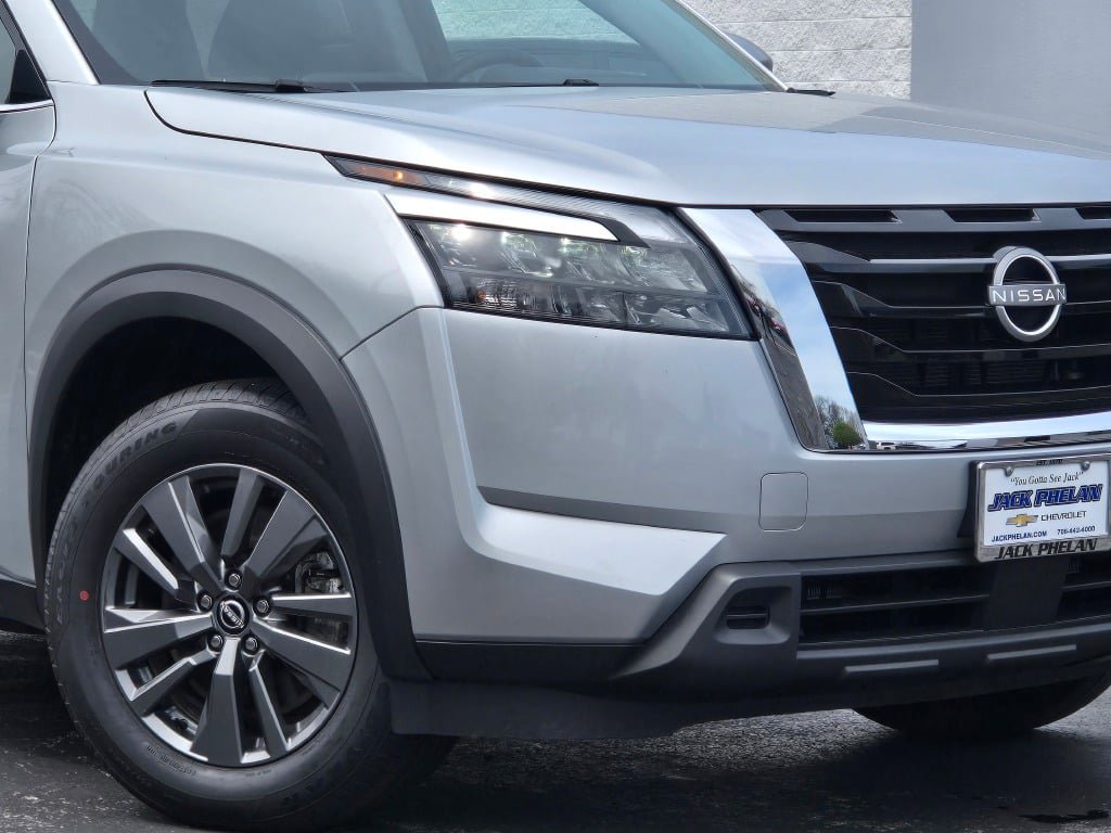Used 2025 Nissan Pathfinder SV image 3