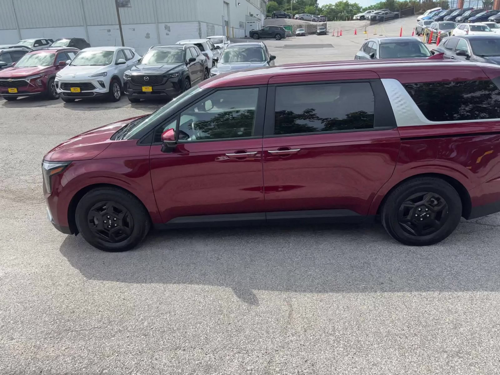 Used 2026 Kia Carnival FWD image 9