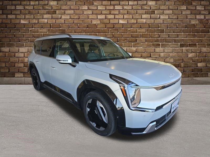 Used 2024 Kia EV9 Land image 1