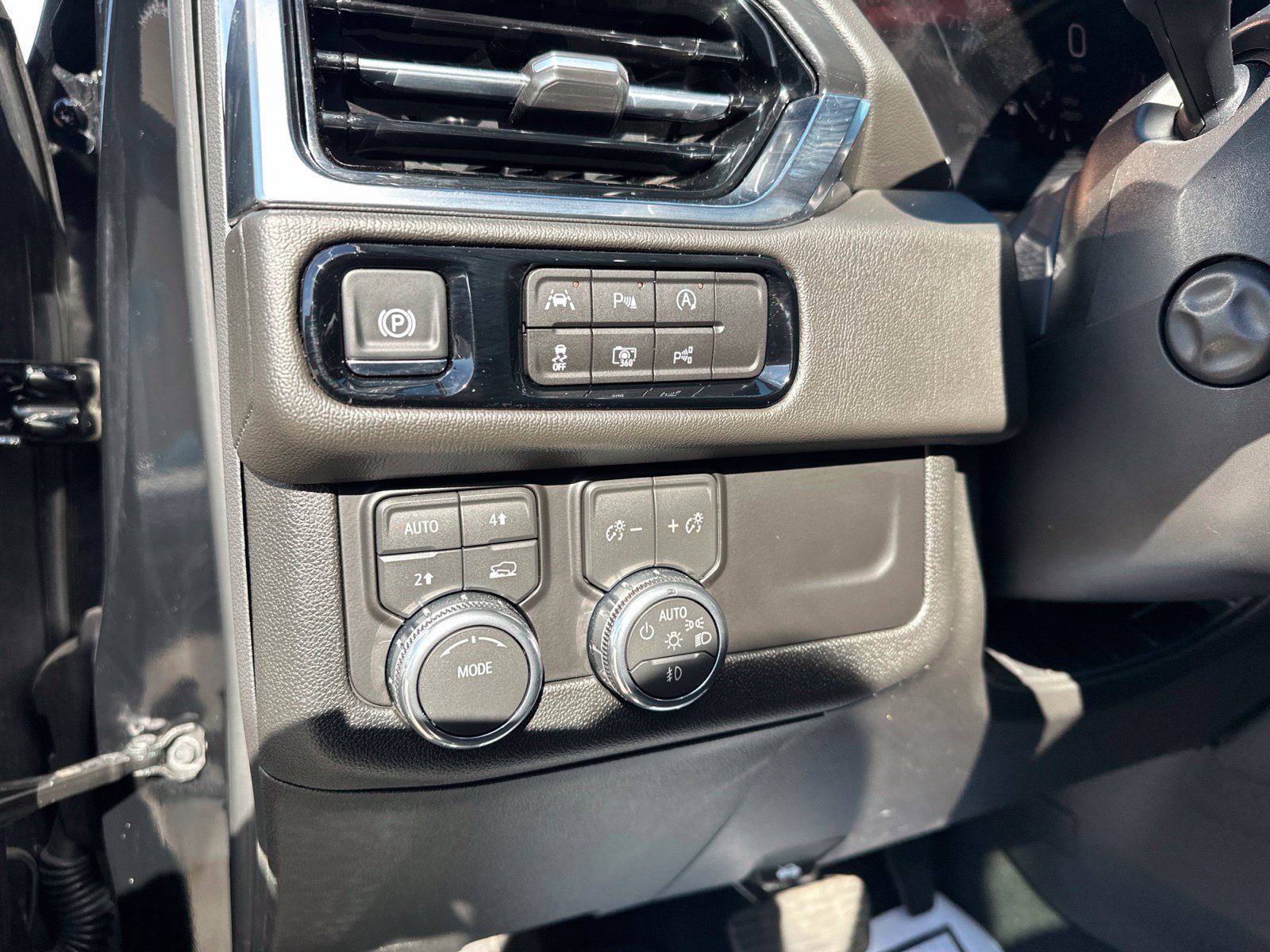 Used 2026 GMC Yukon Denali w/ Sun & Power Step Package AWD/4WD image 16