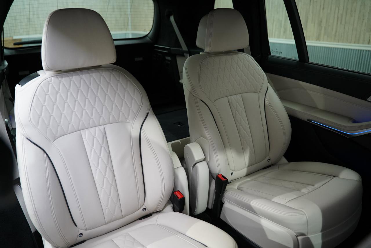 Used 2022 BMW X7 M50i w/ Dynamic Handling Package image 34