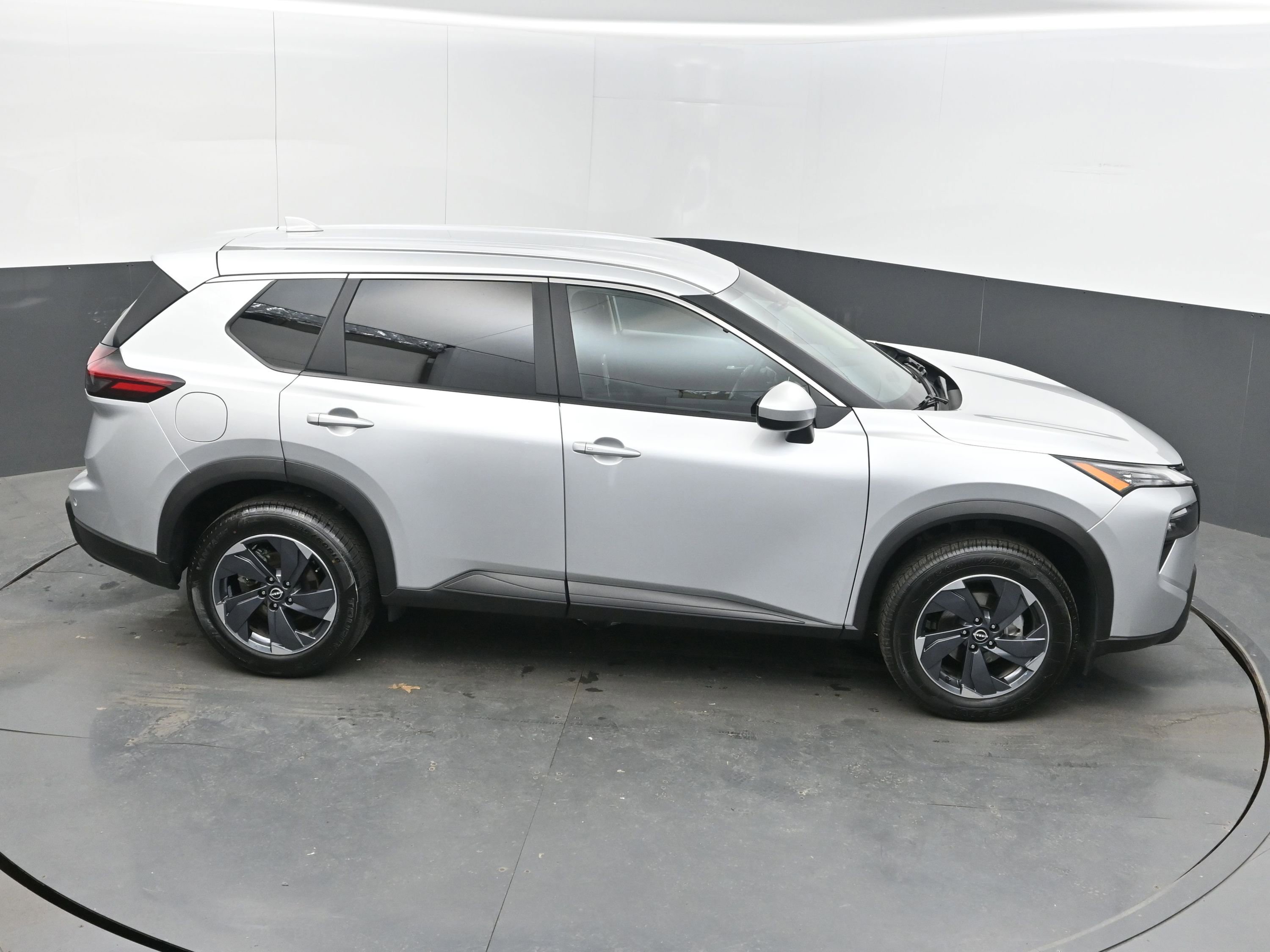 Used 2025 Nissan Rogue SV image 38