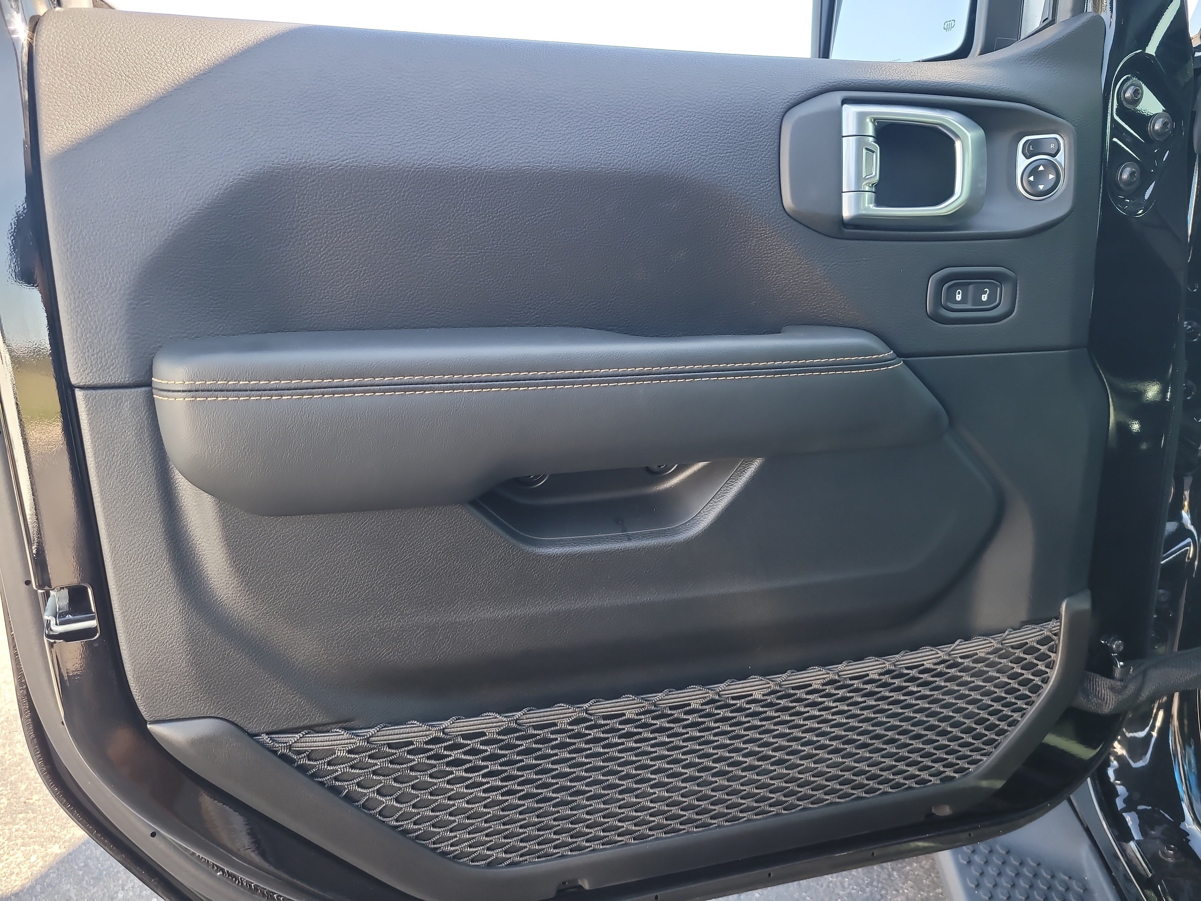 New 2026 Jeep Wrangler Unlimited Sahara AWD/4WD image 11
