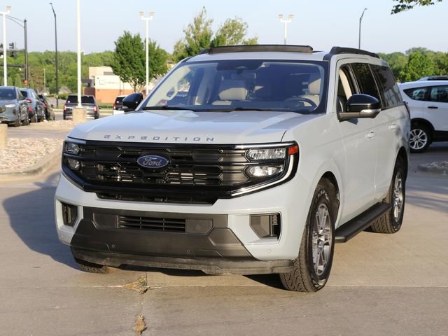 Used 2025 Ford Expedition Active AWD/4WD image 3