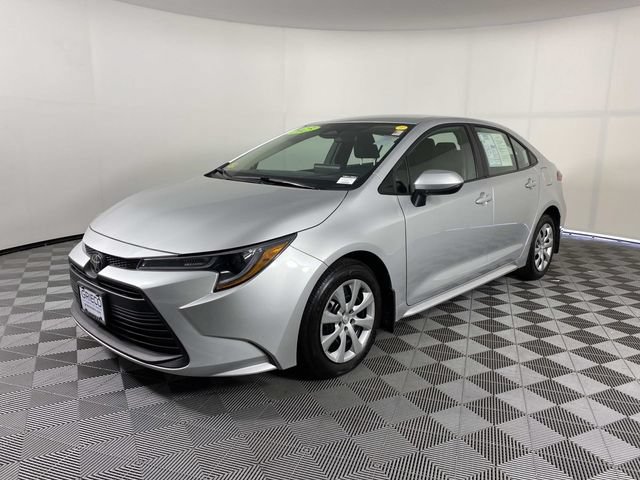 Used 2025 Toyota Corolla LE FWD image 4
