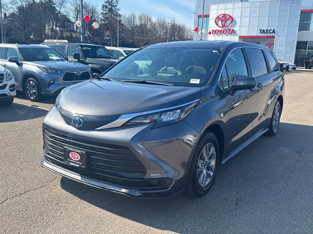 Used 2025 Toyota Sienna LE image 3