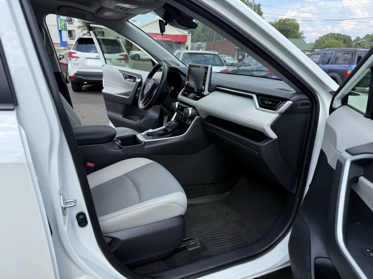Used 2022 Toyota RAV4 XLE Premium FWD image 20