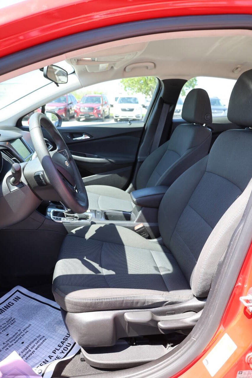 Used 2017 Chevrolet Cruze LT FWD image 13
