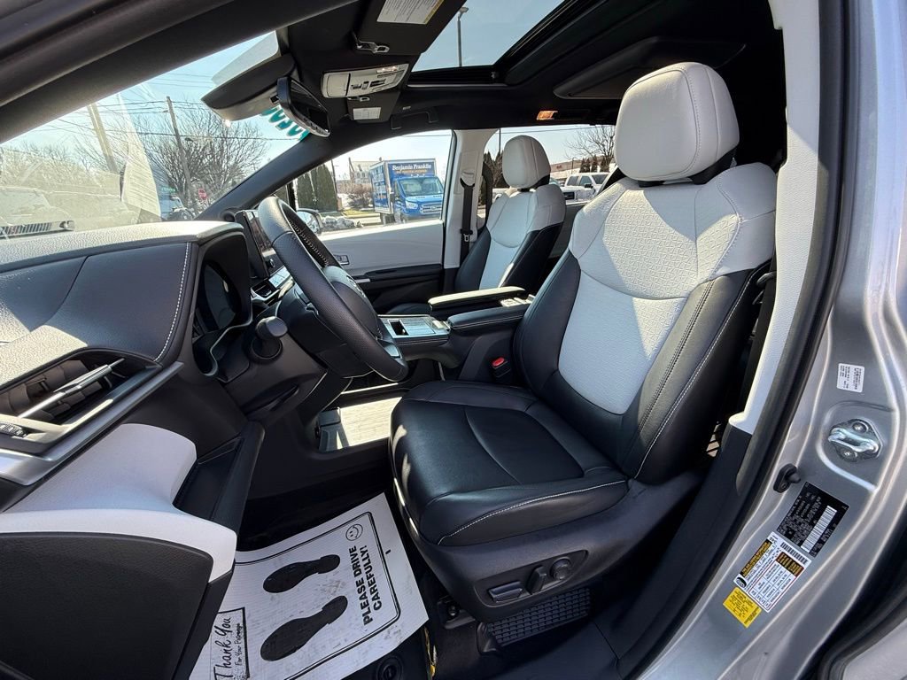 Used 2025 Toyota Sienna XSE w/ XSE Plus Package image 14