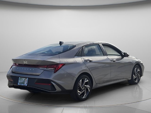 Used 2024 Hyundai Elantra SEL w/ Convenience Package FWD image 6