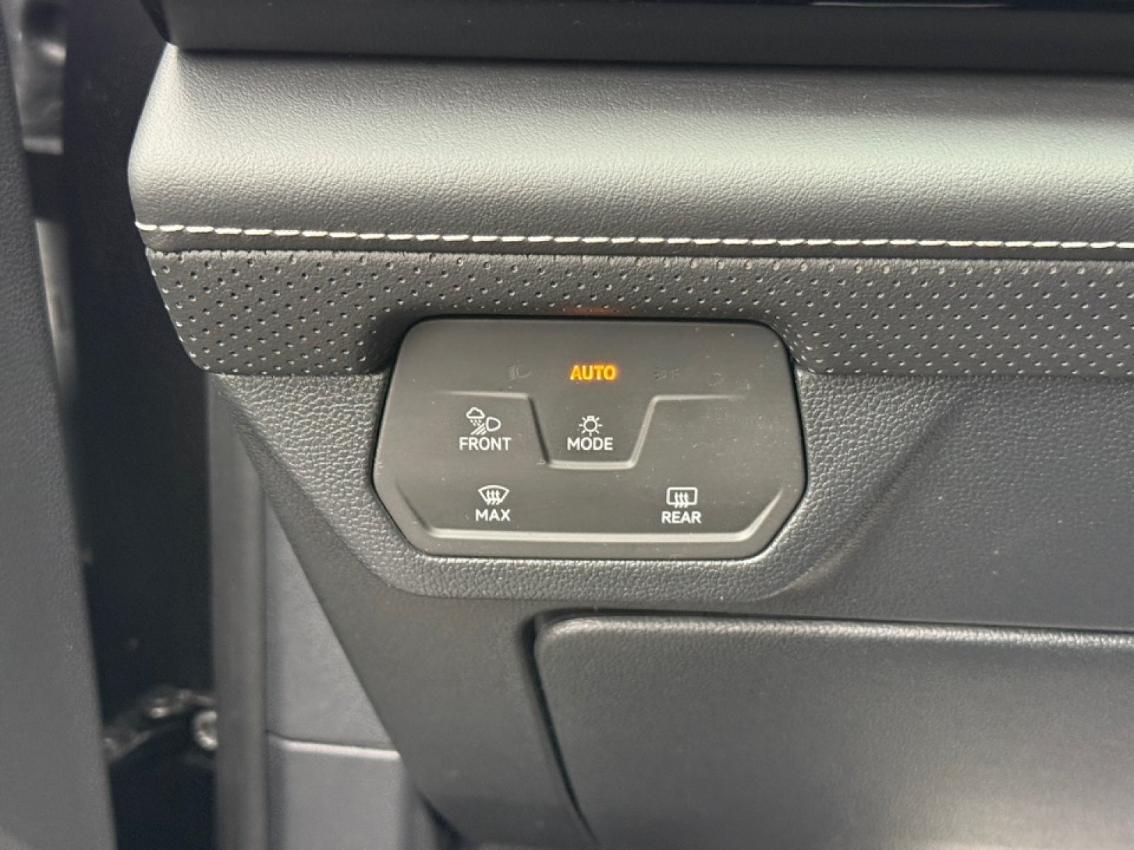 Used 2025 Volkswagen Atlas SE AWD/4WD image 39