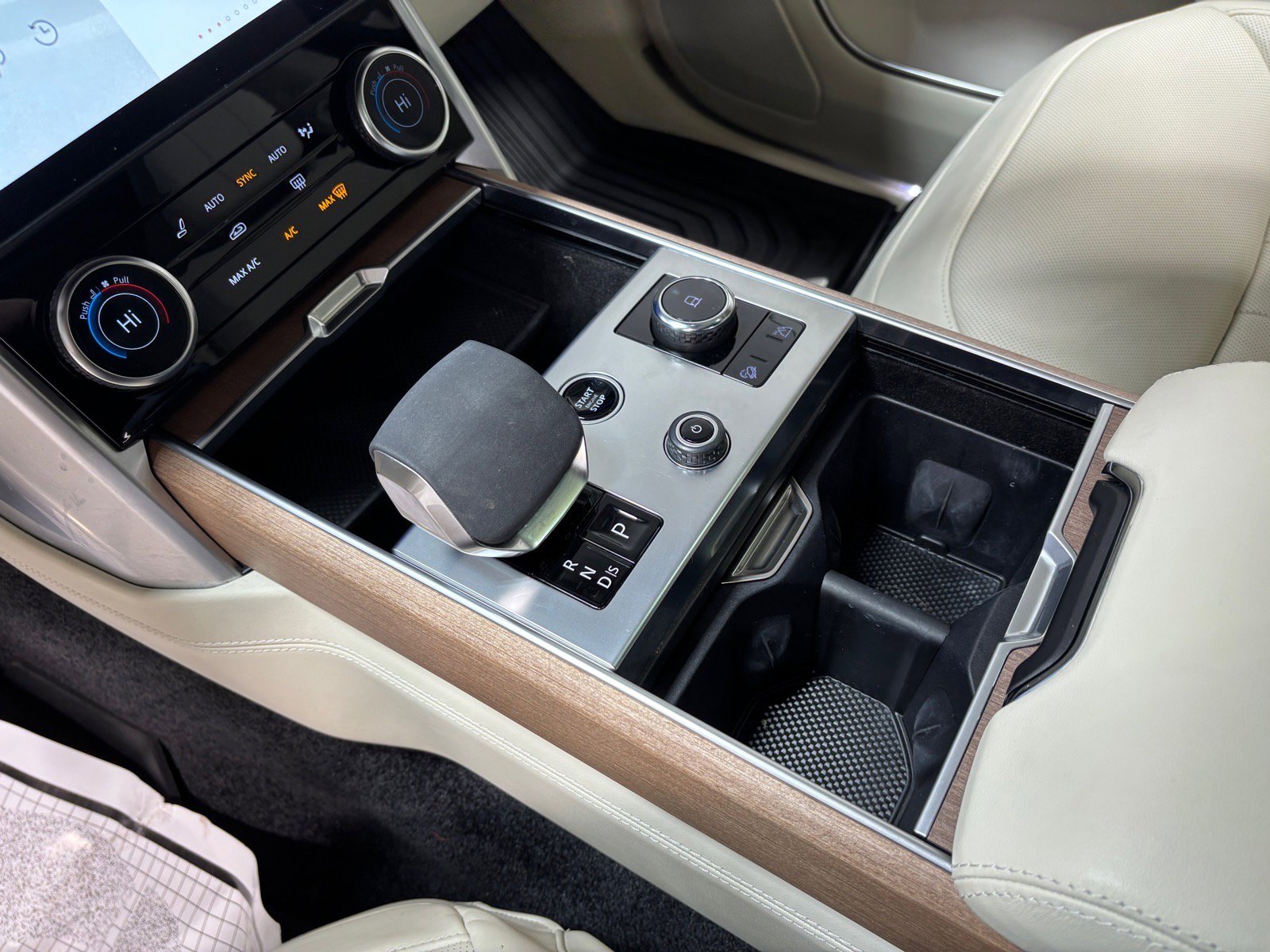 Used 2023 Land Rover Range Rover SE image 13