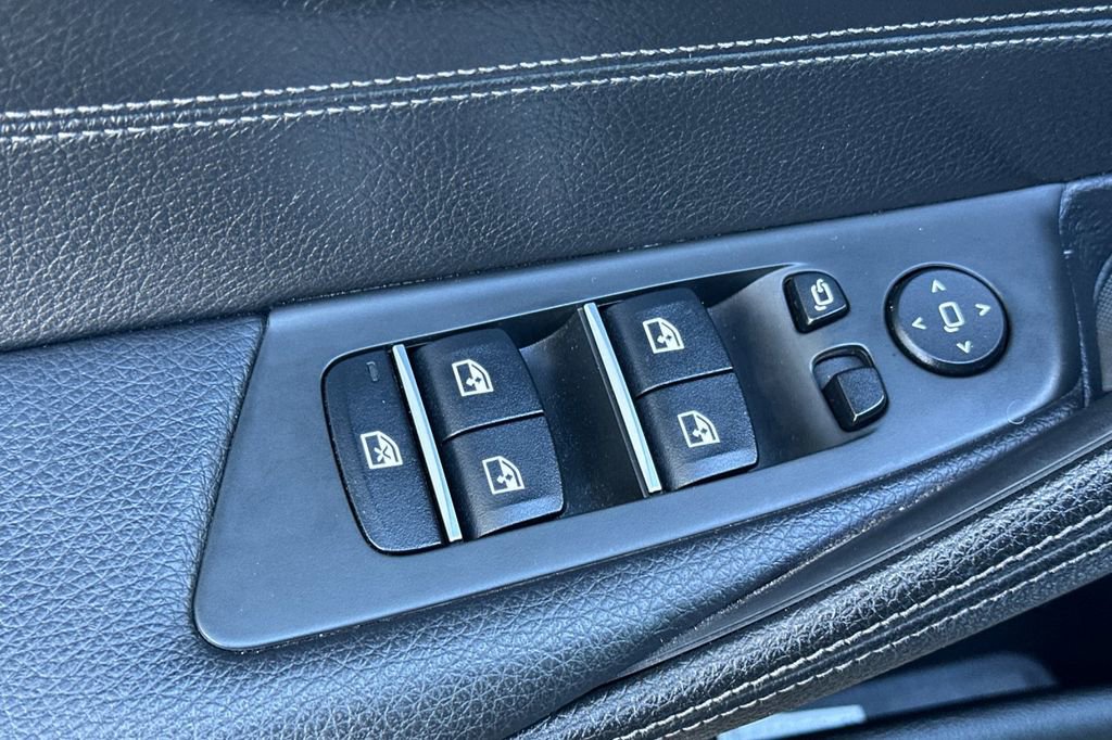 Used 2019 BMW 530e w/ M Sport Package image 11