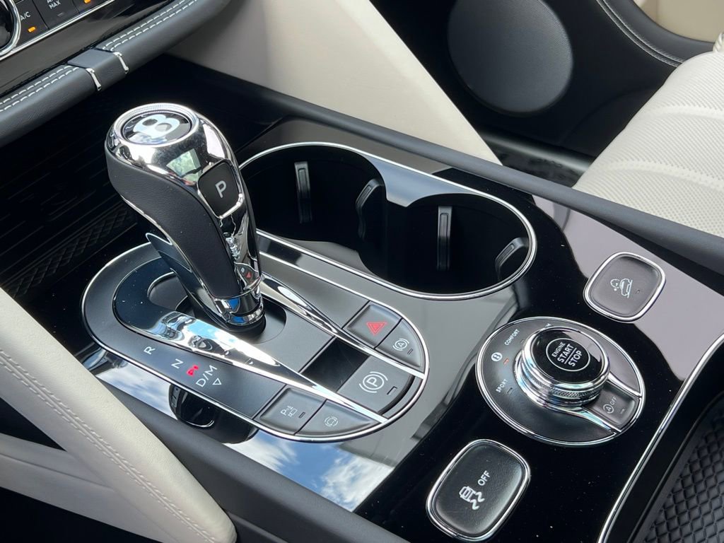 Used 2025 Bentley Bentayga image 38