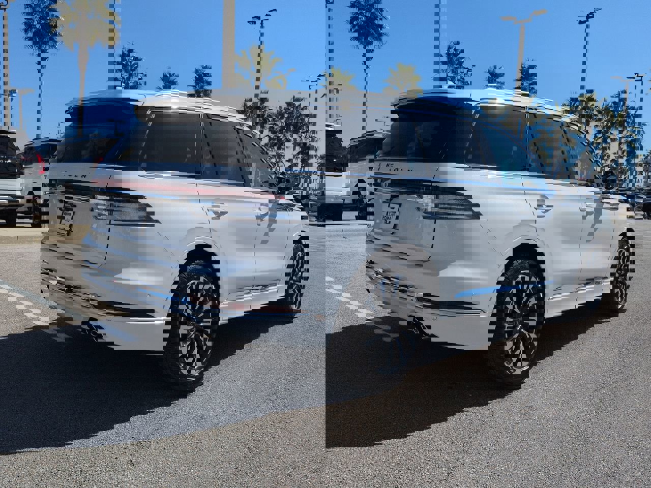 Certified 2023 Lincoln Aviator Black Label Grand Touring w/ Class IV Trailer Tow Package image 4