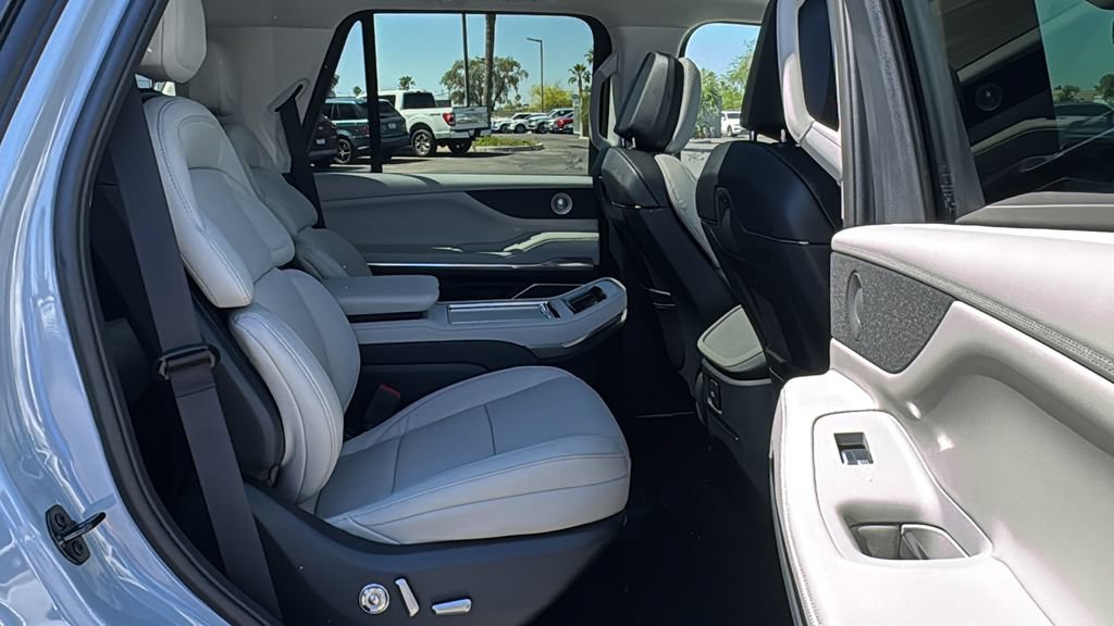 New 2026 Lincoln Navigator Reserve w/ Jet Appearance Package AWD/4WD image 22