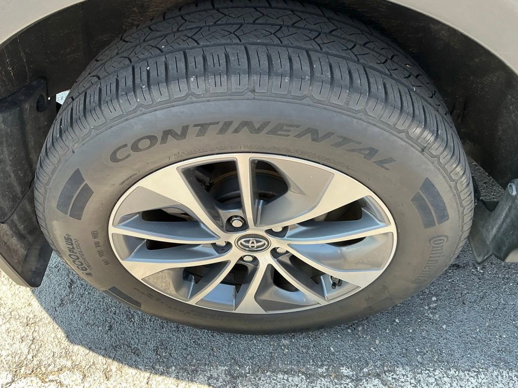Used 2018 Toyota RAV4 XLE AWD/4WD image 6
