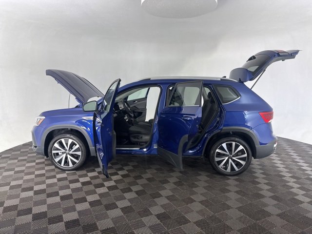 Used 2023 Volkswagen Taos SE w/ Panoramic Sunroof Package image 13