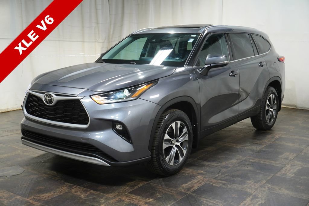 Used 2021 Toyota Highlander XLE AWD/4WD image 2