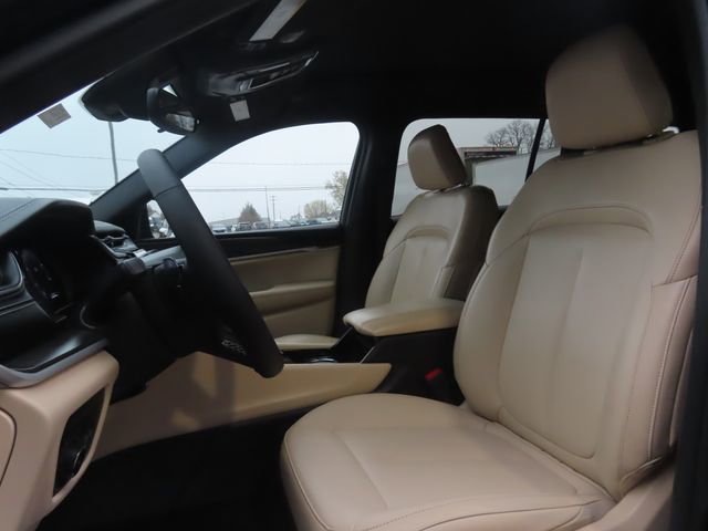Used 2023 Jeep Grand Cherokee L Limited AWD/4WD image 19
