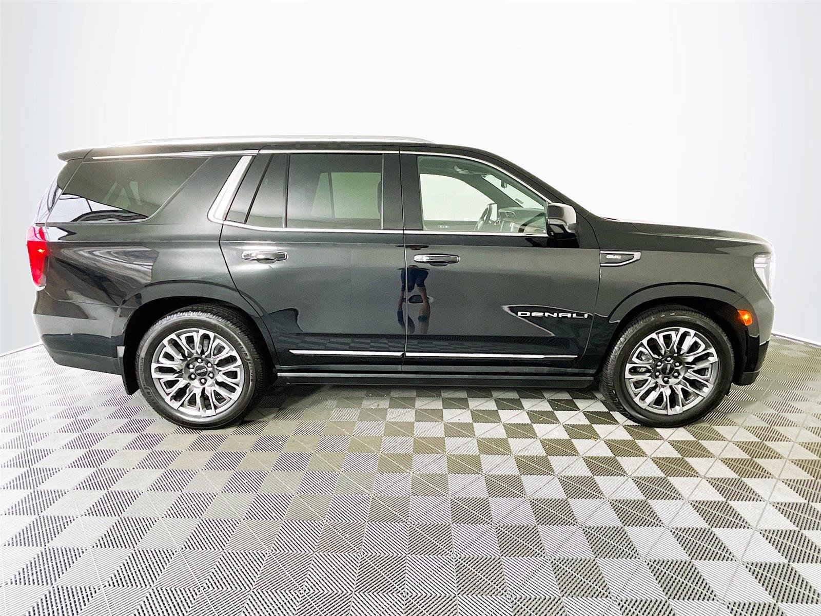 Used 2024 GMC Yukon Denali Ultimate AWD/4WD image 10