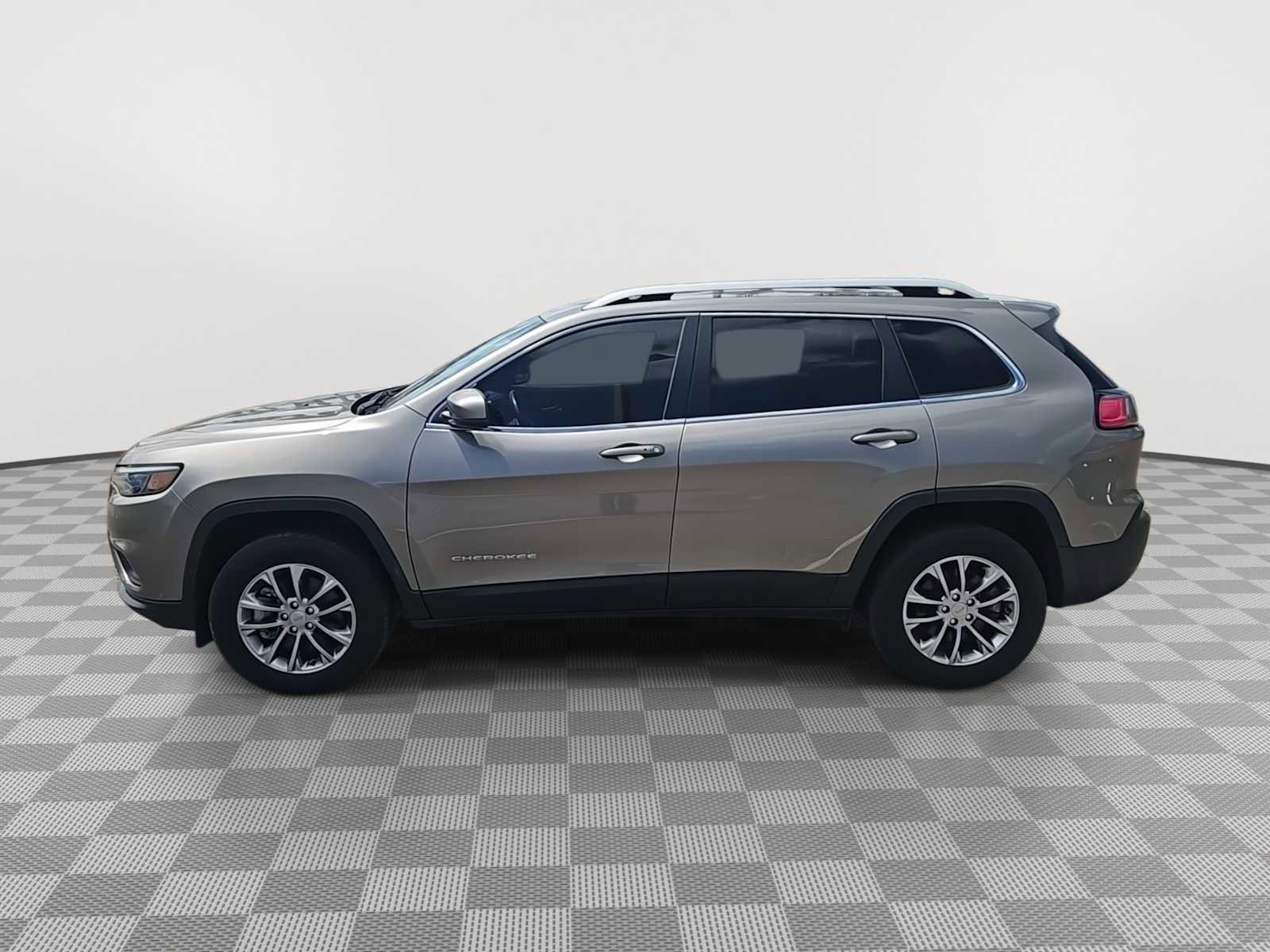 Used 2021 Jeep Cherokee Latitude Plus w/ Mopar Interior Package AWD/4WD image 5