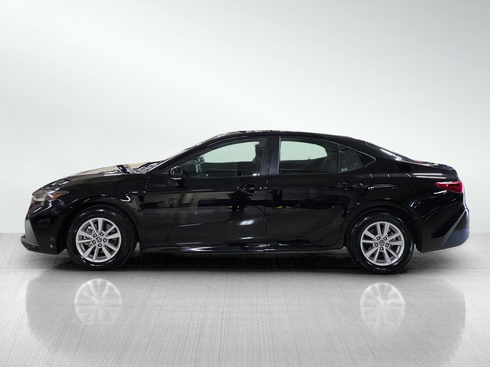 Used 2025 Toyota Camry LE image 4