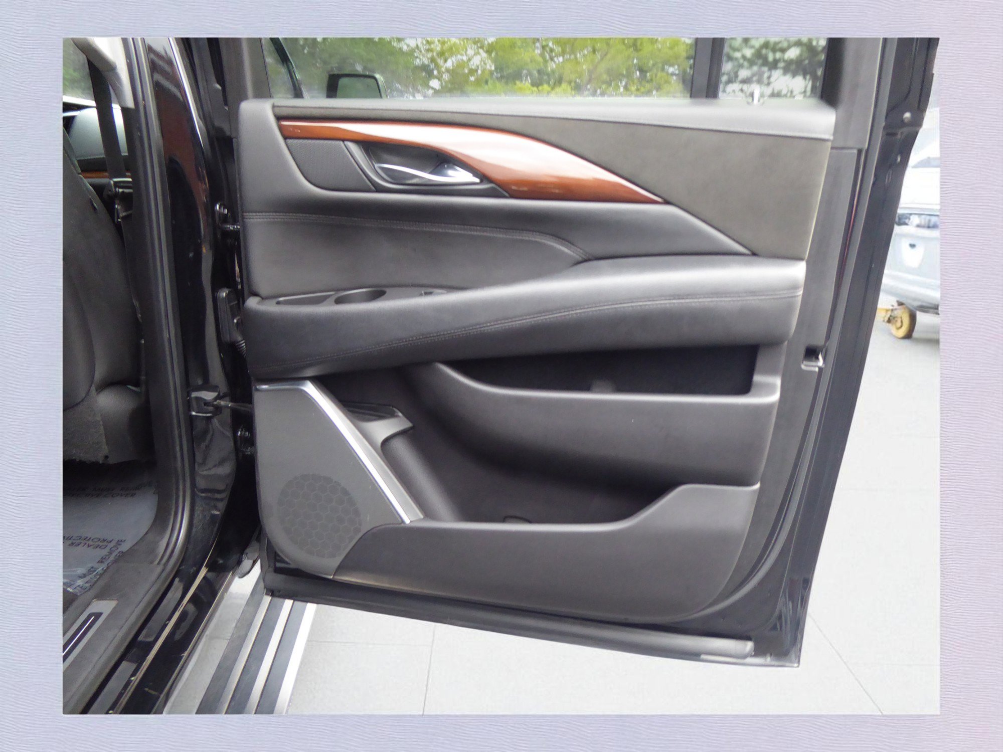 Used 2020 Cadillac Escalade ESV Premium Luxury image 25