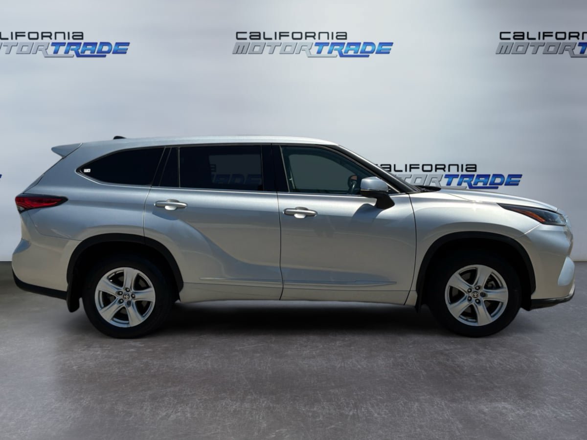 Used 2022 Toyota Highlander LE AWD/4WD image 4
