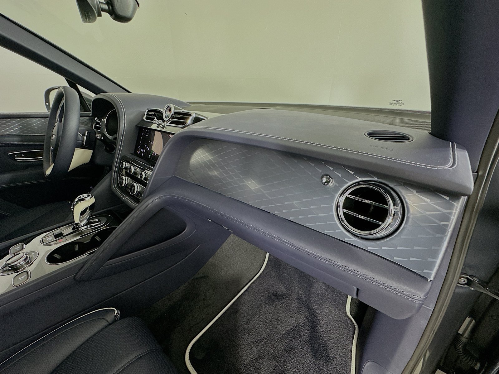 New 2026 Bentley Bentayga Extended Wheelbase AWD/4WD image 2