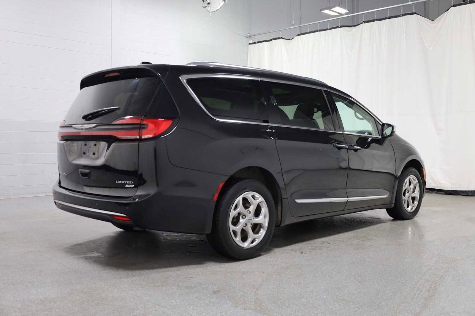 Used 2021 Chrysler Pacifica Limited AWD/4WD image 8