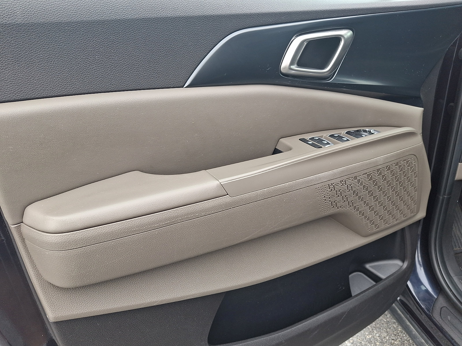 Used 2025 Kia Carnival FWD image 13