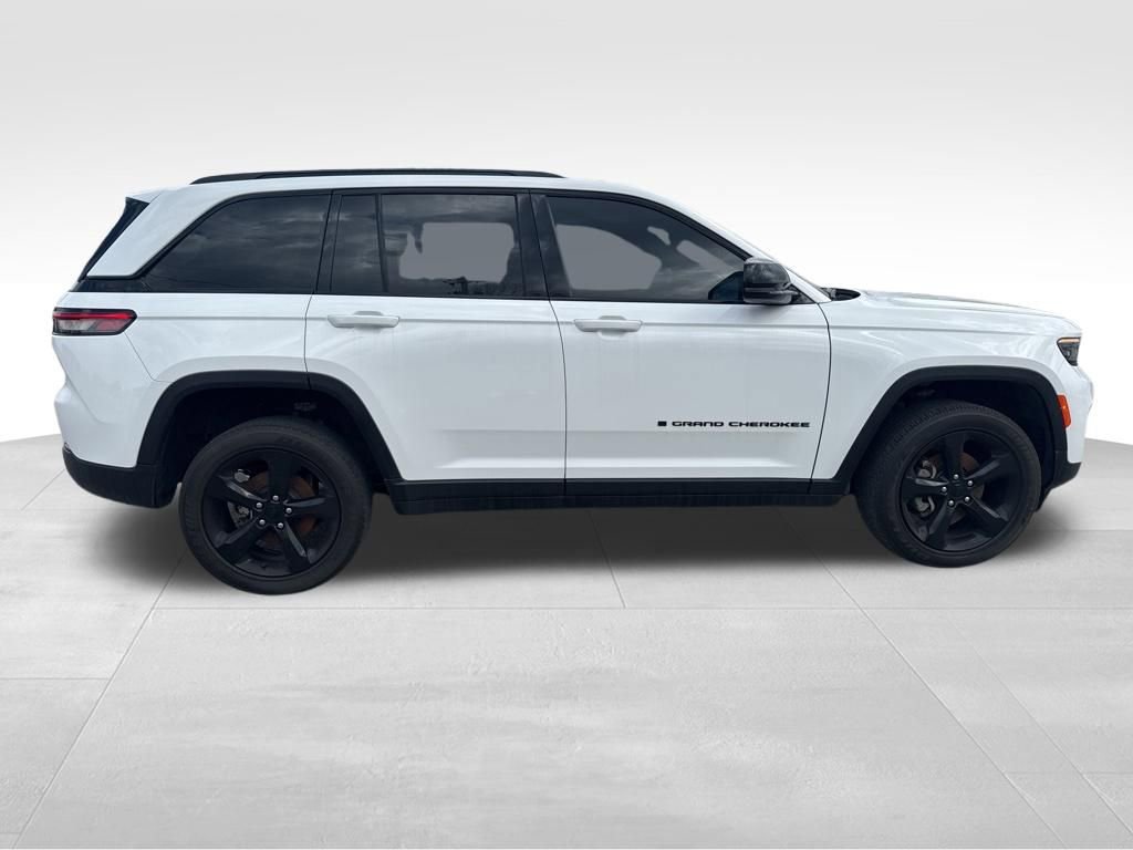Used 2023 Jeep Grand Cherokee Altitude AWD/4WD image 4