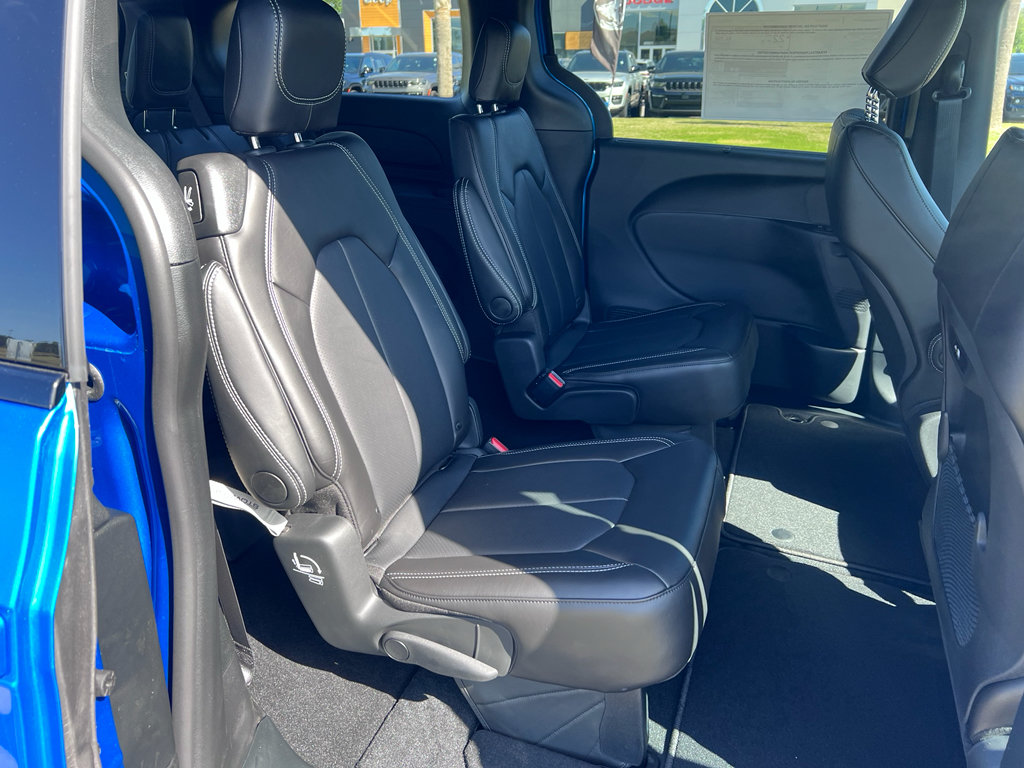 New 2026 Chrysler Pacifica Select w/ S Appearance Package FWD image 13