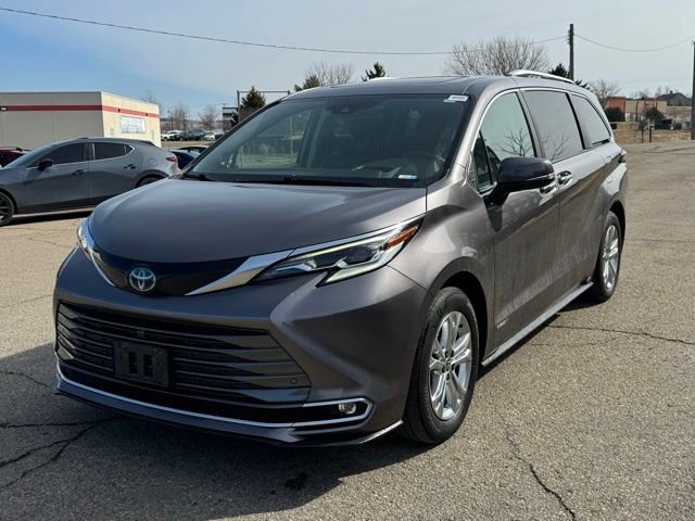 Used 2021 Toyota Sienna Platinum image 11