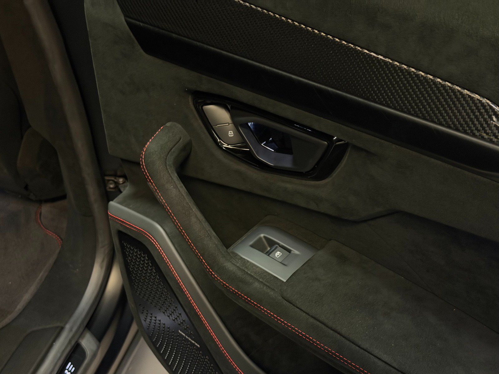 Used 2023 Lamborghini Urus Performante AWD/4WD image 28